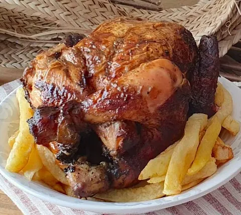 Guisoteo Pollos Al Carbón mesa con comida